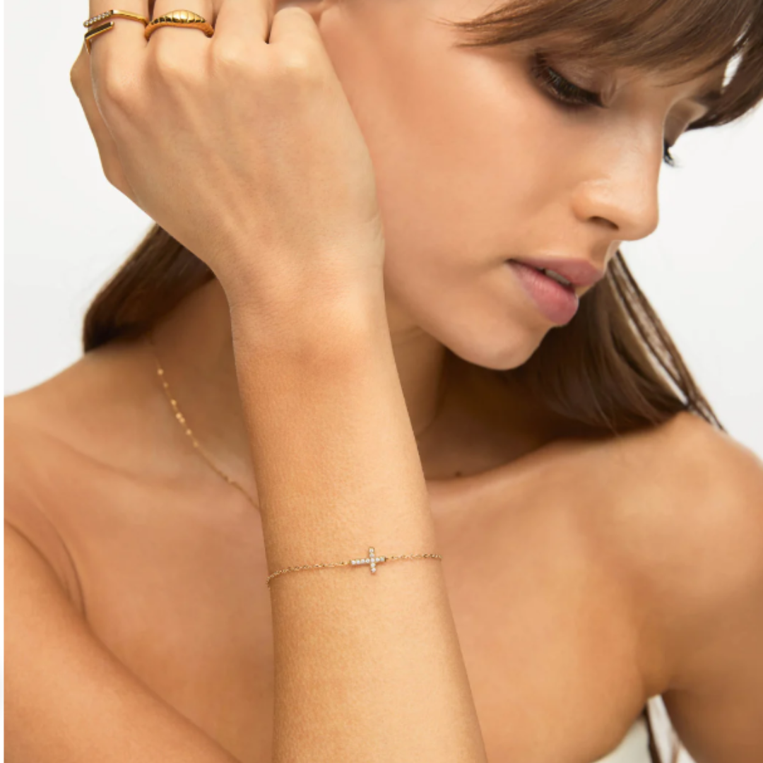 Cross Bracelet with Shiny Stones Plated in 18k Gold